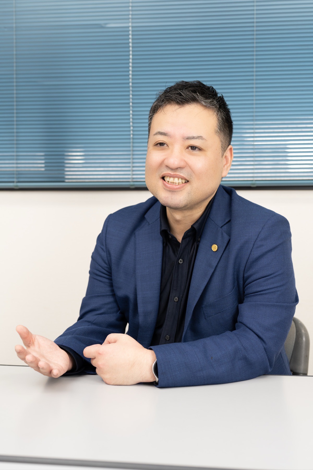 相談者の話を聴く代表行政書士 金子英隆